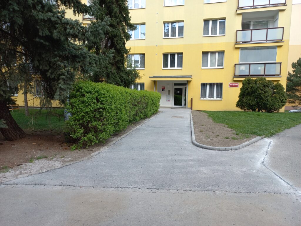 Chodníky před a po: rok oprav, který změnil Patnáctku