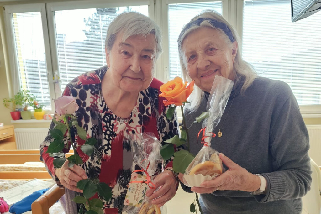 Růže a koláčky pro radost. Klienti sociálních služeb dostali k MDŽ sladké přání jara